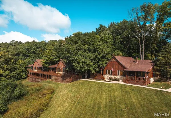 $2,700,000 | 1 Tara Point Drive, Grafton, IL 62037