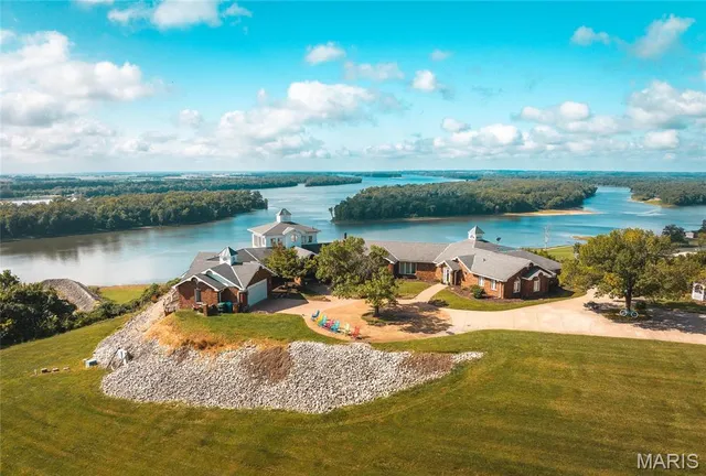 $2,700,000 | 1 Tara Point Drive, Grafton, IL 62037