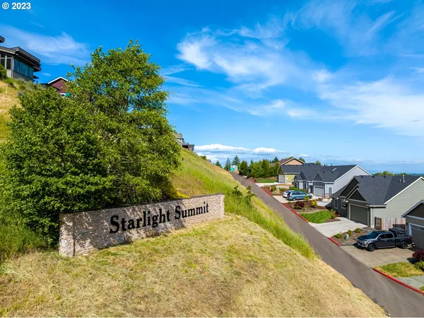 a view of a yard with an empty space