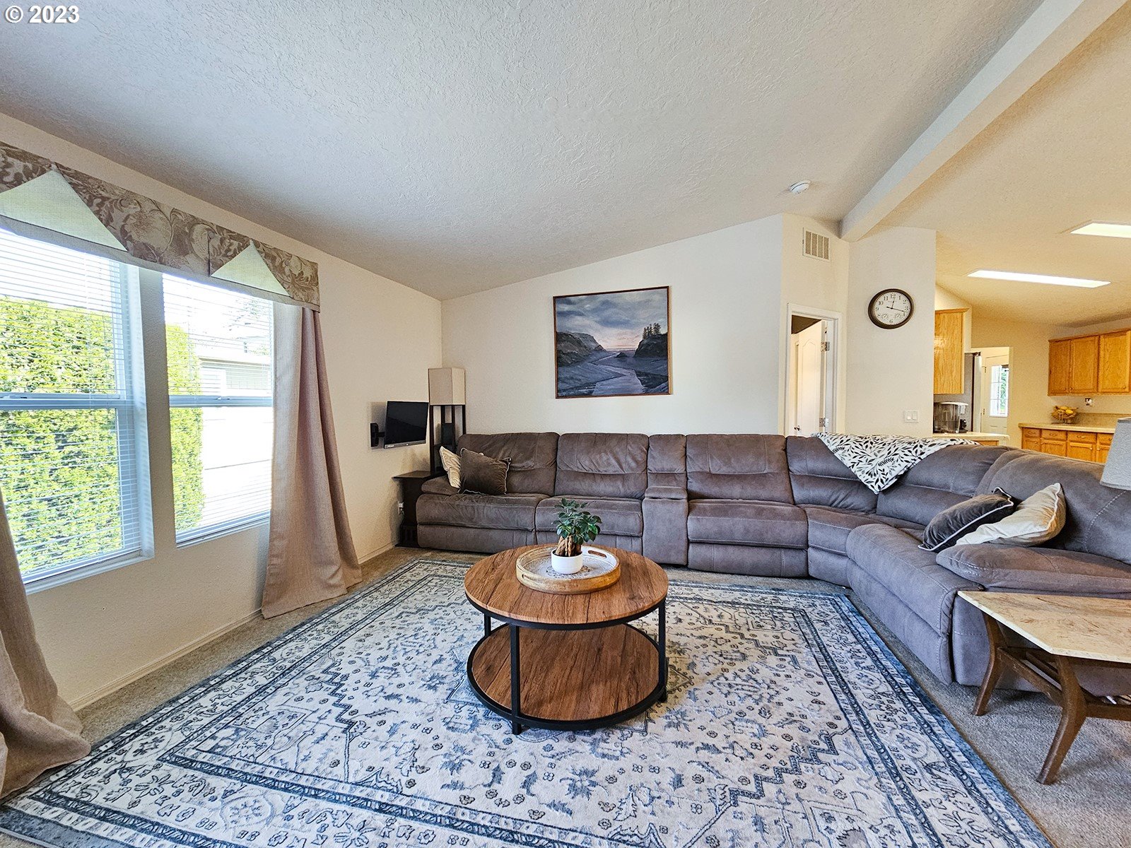 12450 Southwest Fischer Road, Unit 142 Tigard, OR 97224 - Photo 11 of 35 a living room with furniture and a potted plant