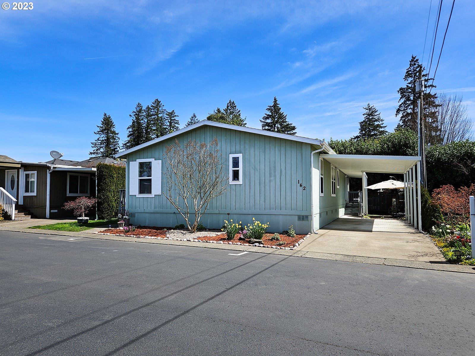 12450 Southwest Fischer Road, Unit 142 Tigard, OR 97224 - Photo 3 of 35 a front view of a house with a yard