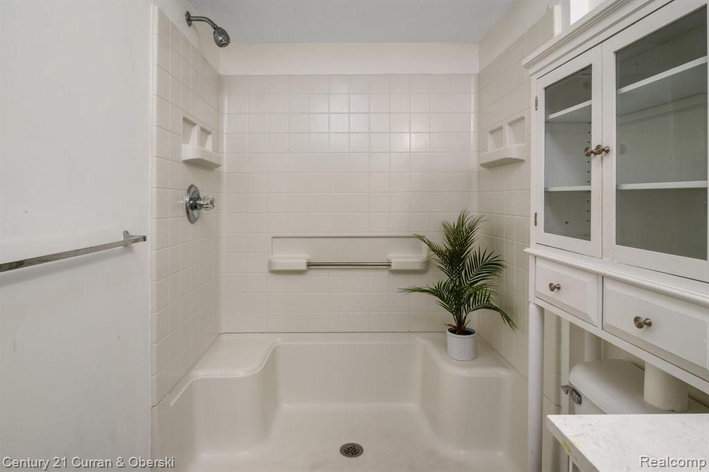 4211 Schaefer Road Dearborn, MI 48126 - Photo 16 of 28