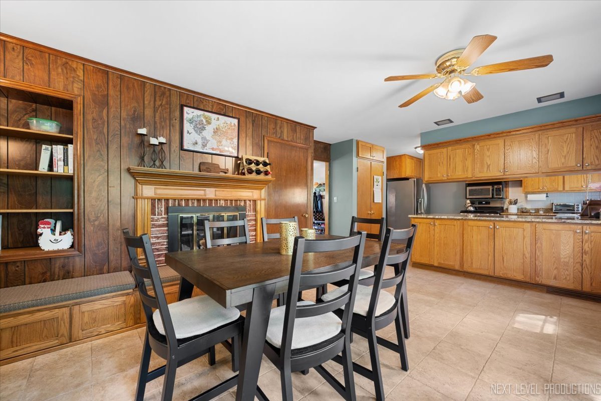 43W542 Thornapple Tree Road Sugar Grove, IL 60554 - Photo 11 of 38 Gallery Image 11
