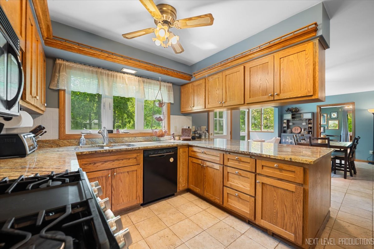 43W542 Thornapple Tree Road Sugar Grove, IL 60554 - Photo 4 of 38 Gallery Image 4