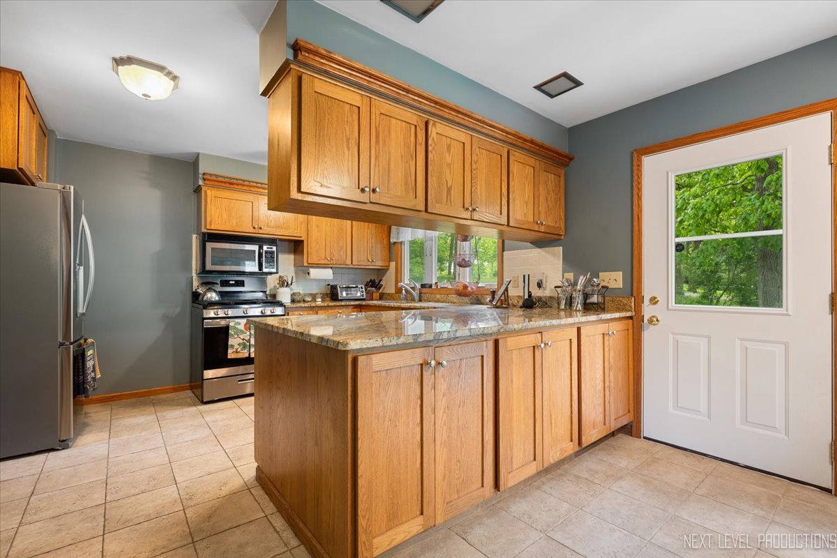 43W542 Thornapple Tree Road Sugar Grove, IL 60554 - Photo 5 of 38 Gallery Image 5