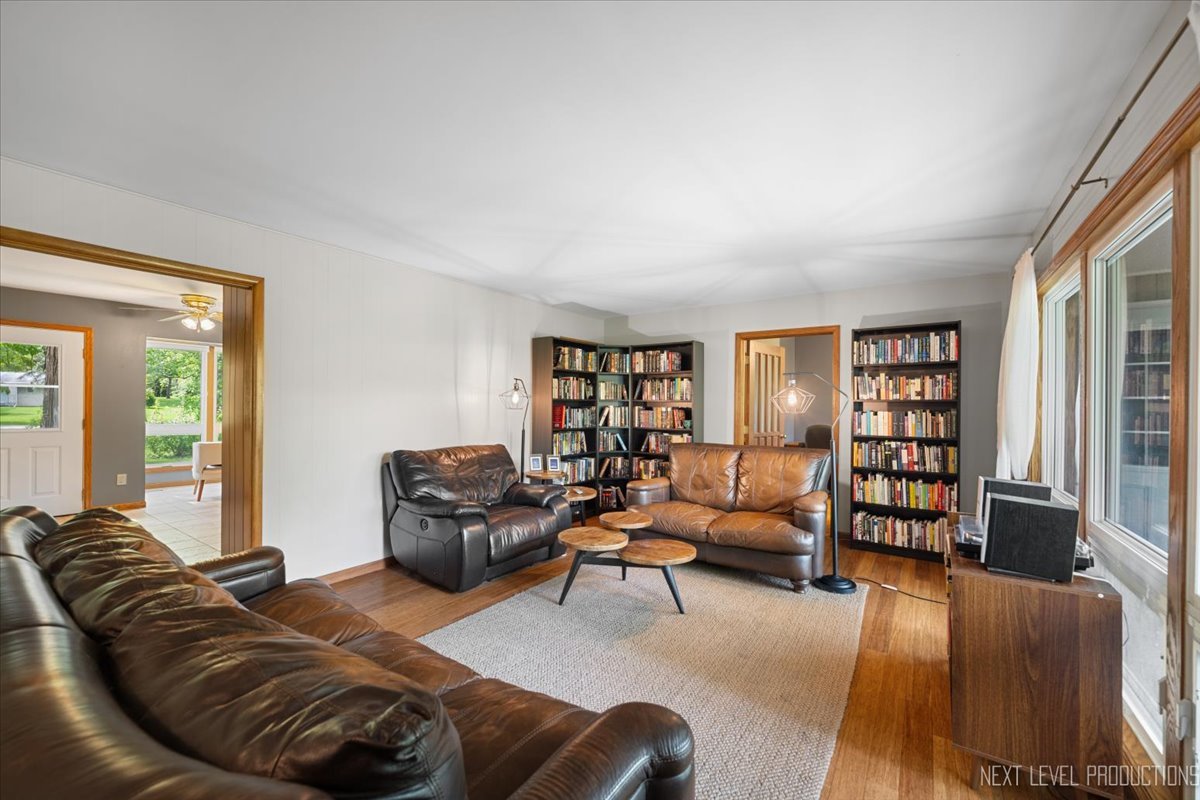 43W542 Thornapple Tree Road Sugar Grove, IL 60554 - Photo 7 of 38 Gallery Image 7