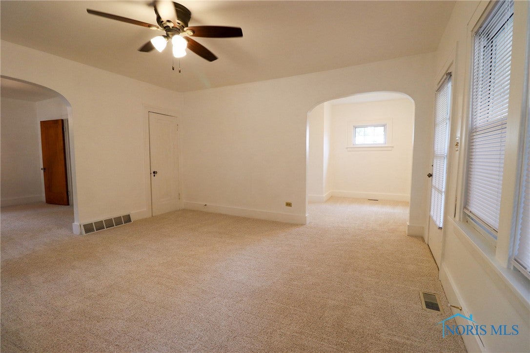 3040 Gradwohl Road Toledo, OH 43617 - Photo 5 of 34 Living Room