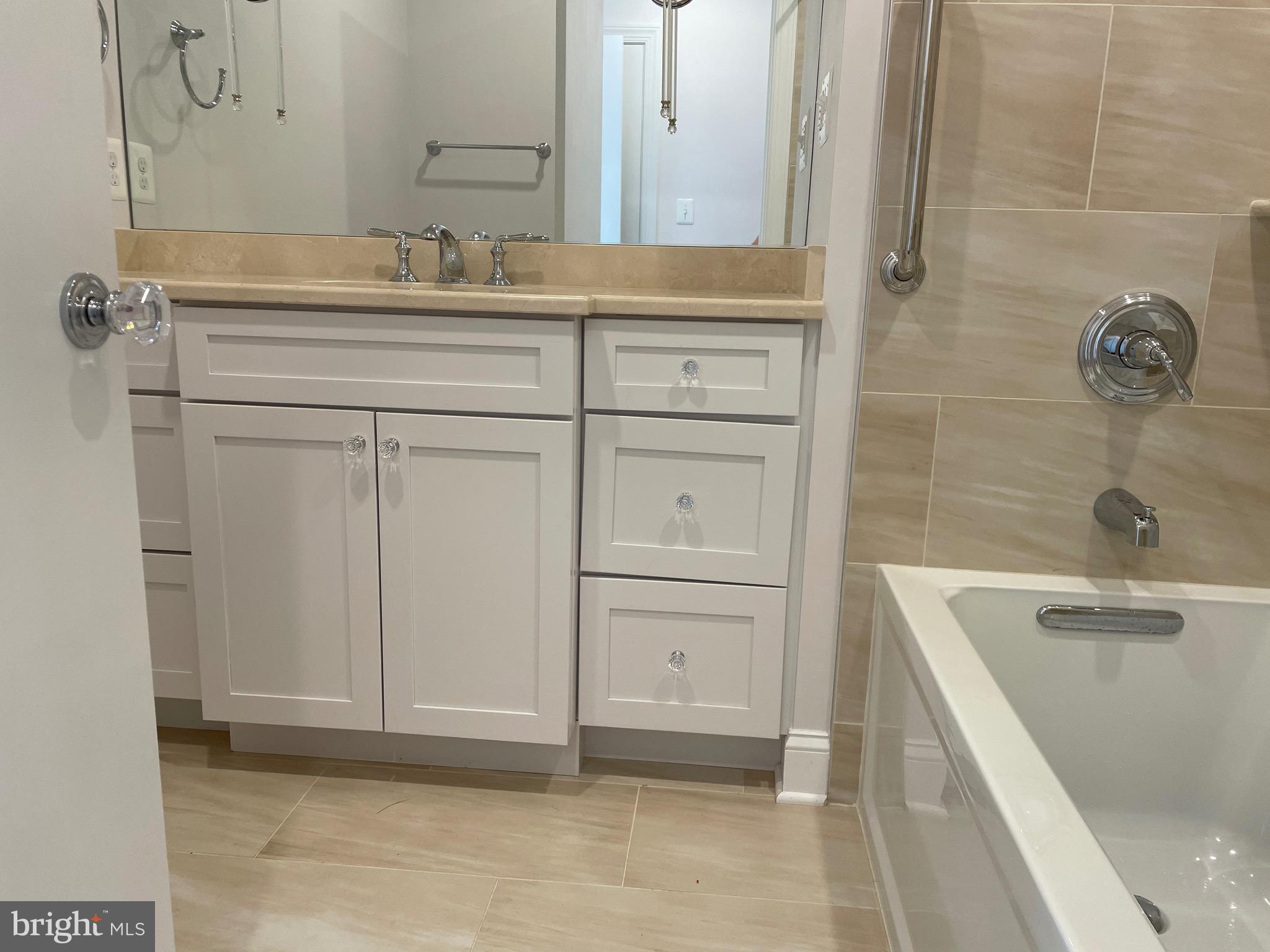 520 Piccadilly Road Towson, MD 21204 - Photo 24 of 27 Hall bath with tub