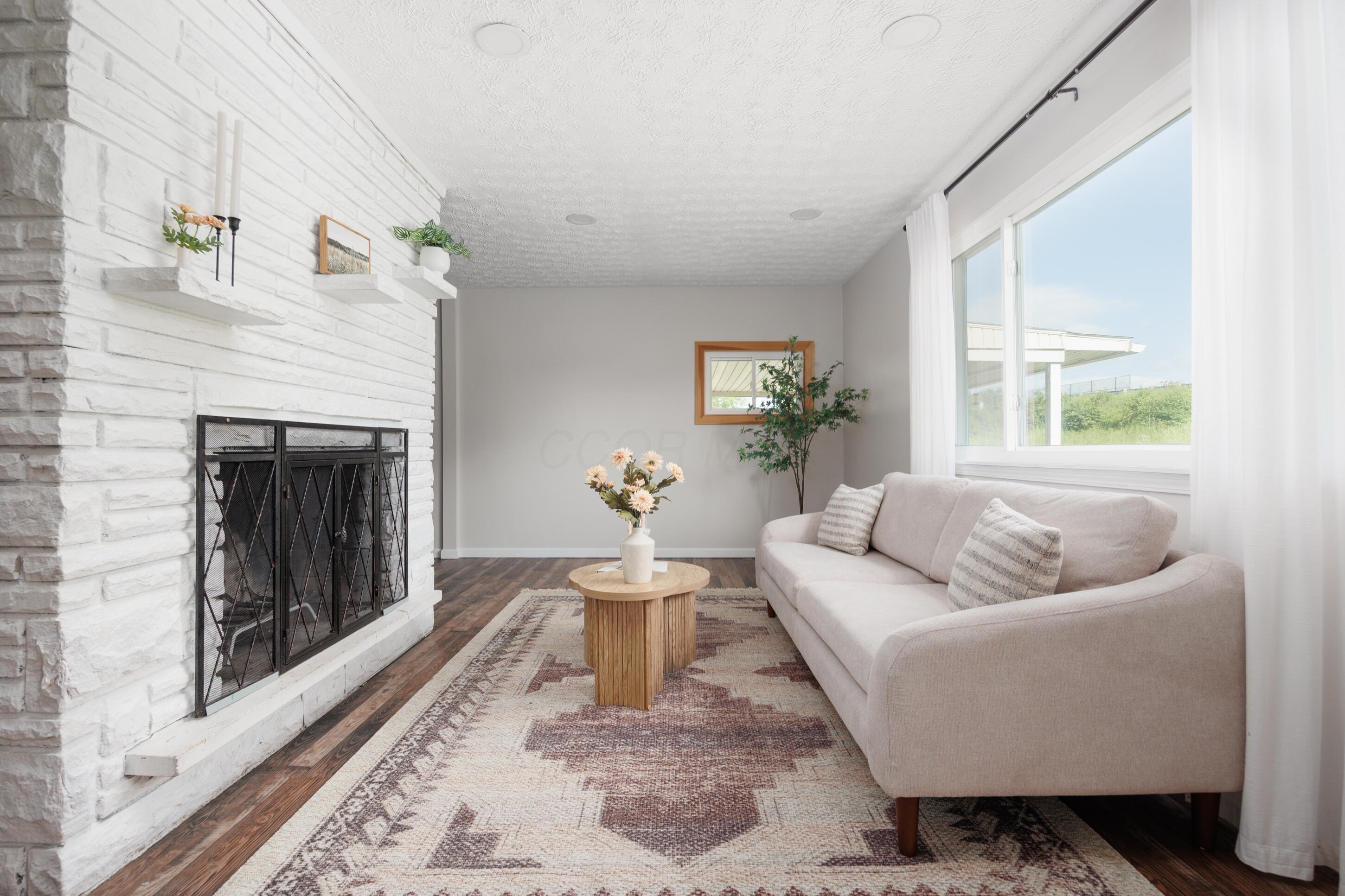 1366 Dyer Road Grove City, OH 43123 - Photo 16 of 49 Living Room
