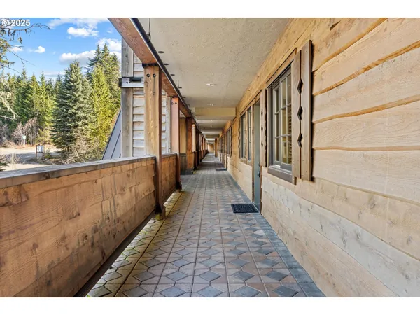 $1,049,000 | 31200 East Collins Lake Road, Unit 1, Government Camp, OR 97028