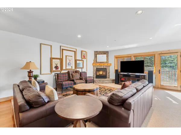 $1,049,000 | 31200 East Collins Lake Road, Unit 1, Government Camp, OR 97028