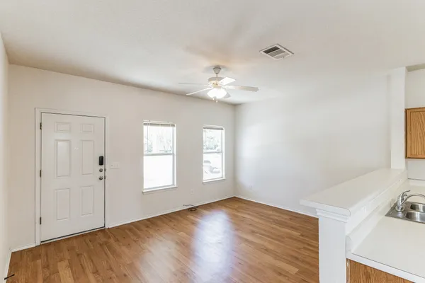 $1,475 | 1107 East 3rd Street, Georgetown, TX 78626