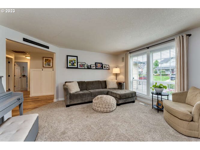 5401 Northwest Jackson Street Camas, WA 98607 - Photo 6 of 34 Living Room