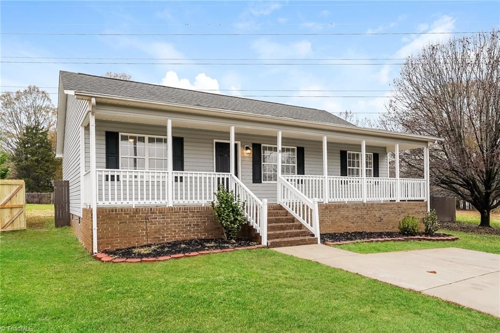 8 Leaf Ridge Court Thomasville, NC 27360 - Photo 4 of 16