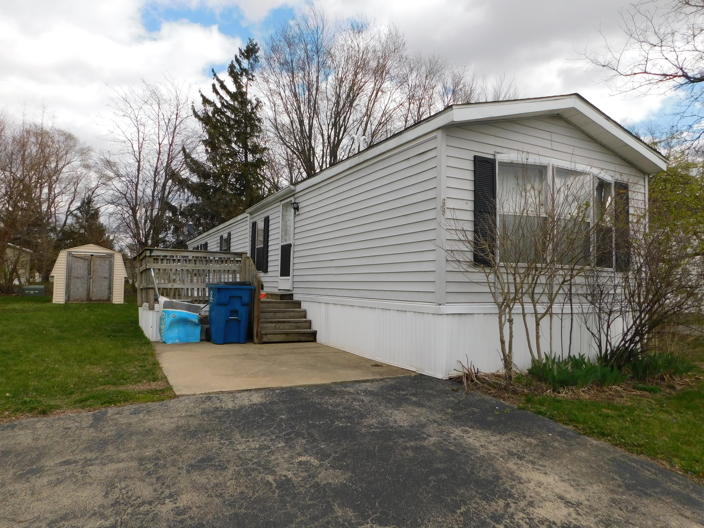 a view of a house with backyard and garden