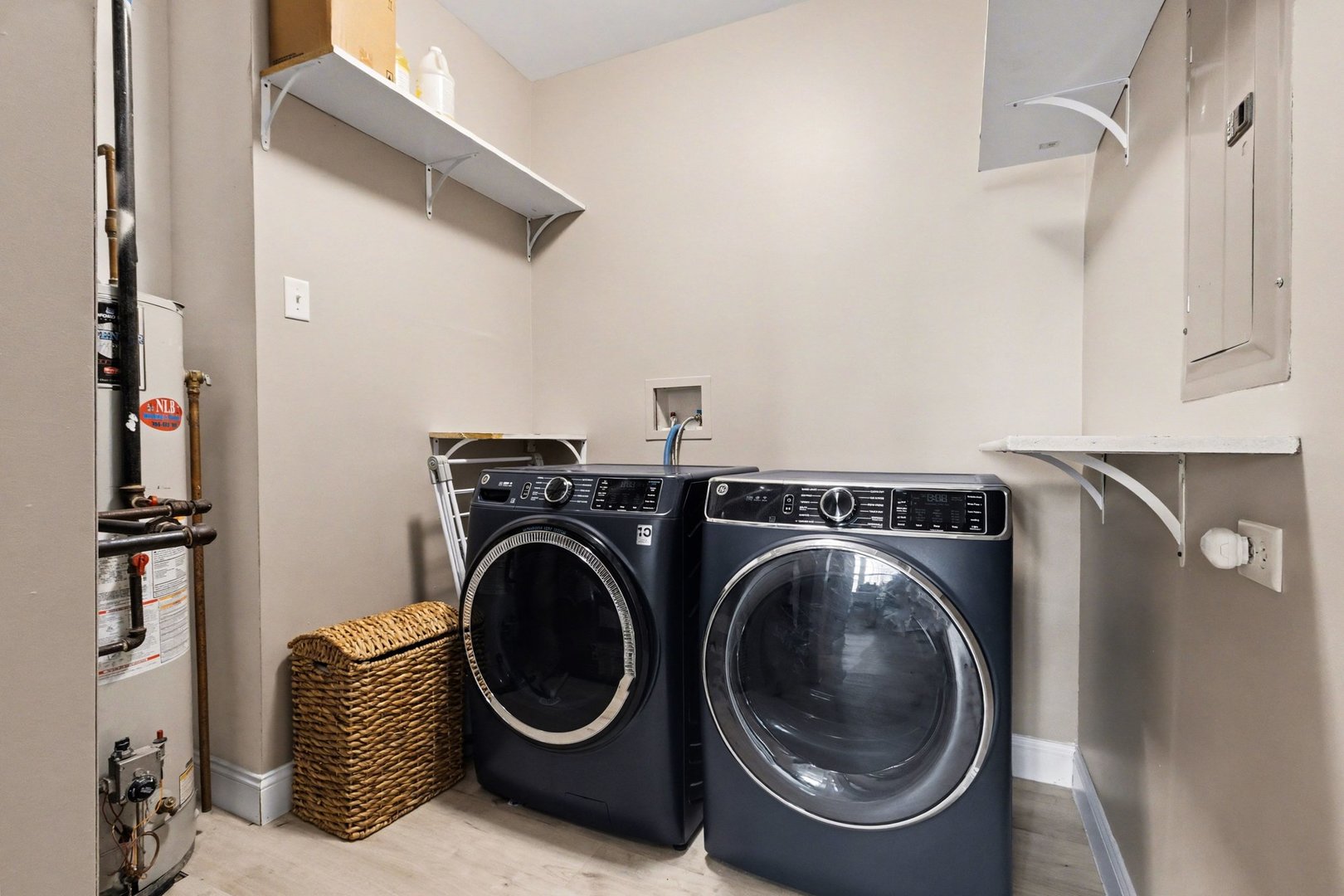 906 Bluebell Circle Joliet, IL 60431 - Photo 10 of 18 a utility room with dryer and washer