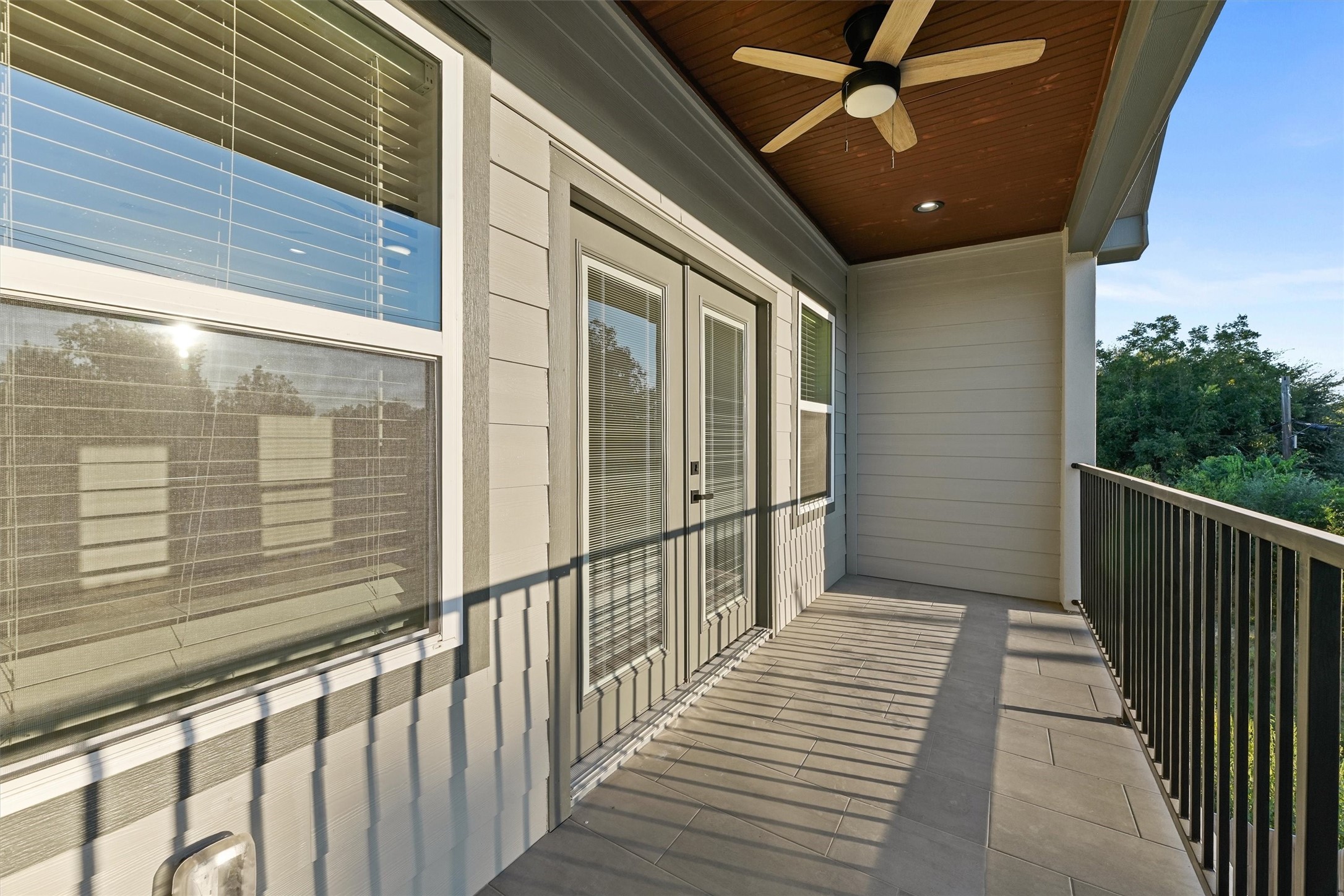 4208 Castor Street, Unit B Houston, TX 77022 - Photo 17 of 23 a view of a balcony