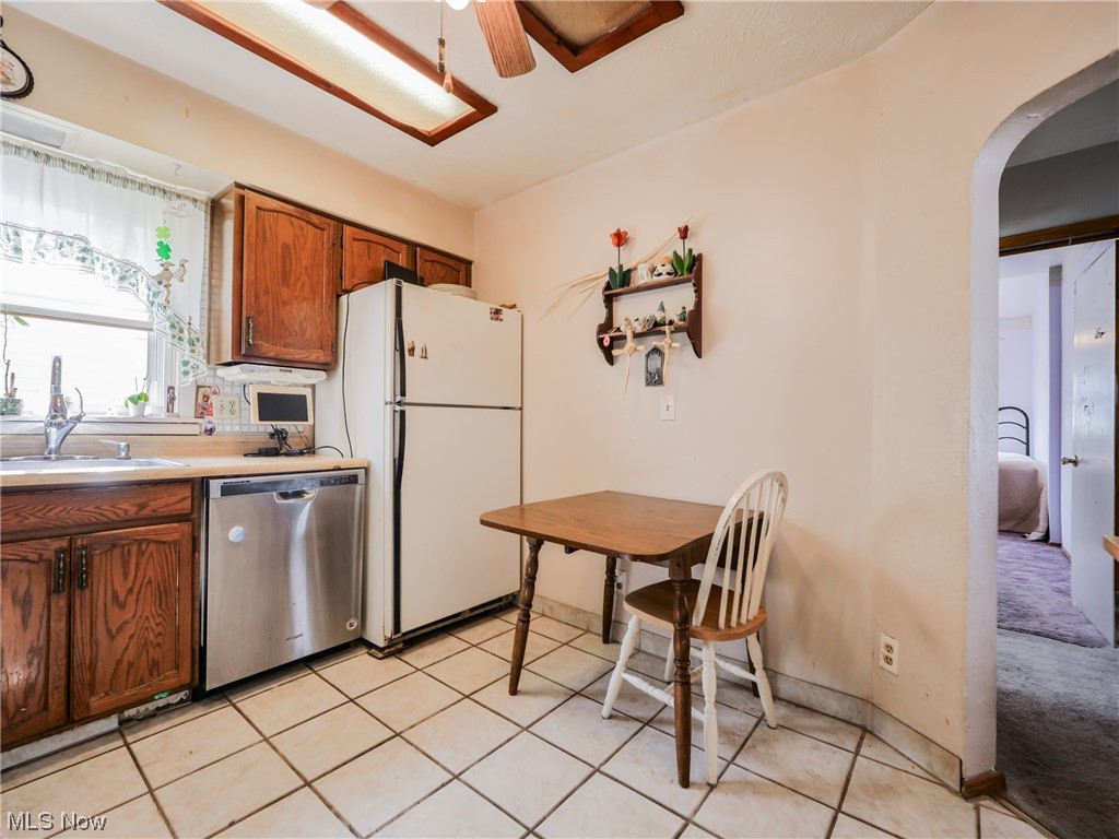 7913 Spring Garden Road Cleveland, OH 44129 - Photo 13 of 30