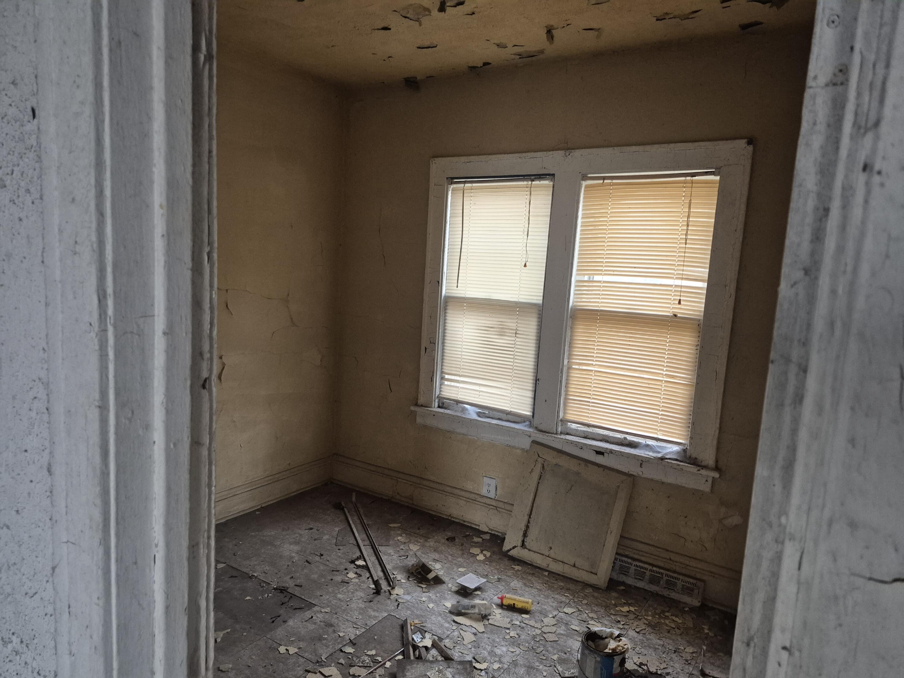 2309 Connecticut Street Gary, IN 46407 - Photo 2 of 4 a room that has a window in it