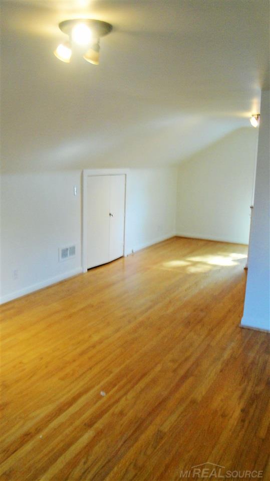 1569 Roslyn Road Grosse Pointe, MI 48236 - Photo 23 of 30 31332490-22.JPG