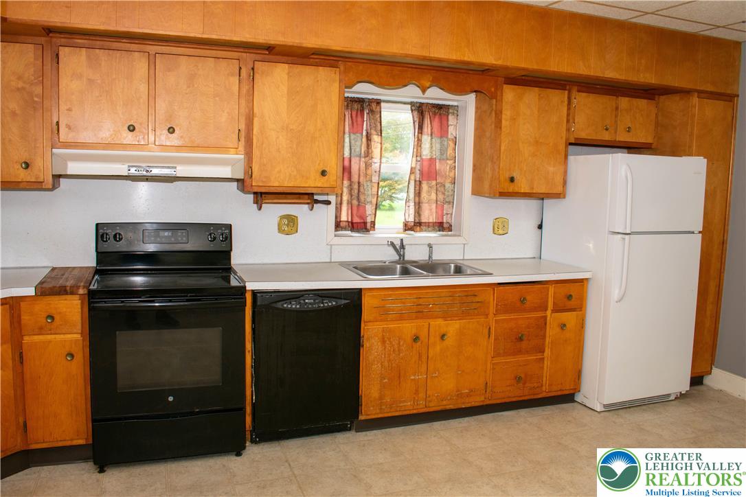 3914 Mauch Chunk Road Coplay, PA 18037 - Photo 3 of 8 a kitchen with stainless steel appliances granite countertop a refrigerator a stove and a sink
