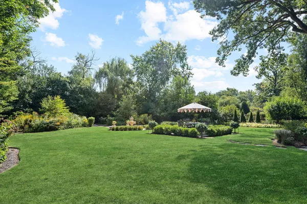 $1,100,000 | 571 Lexington Drive, Lake Forest, IL 60045