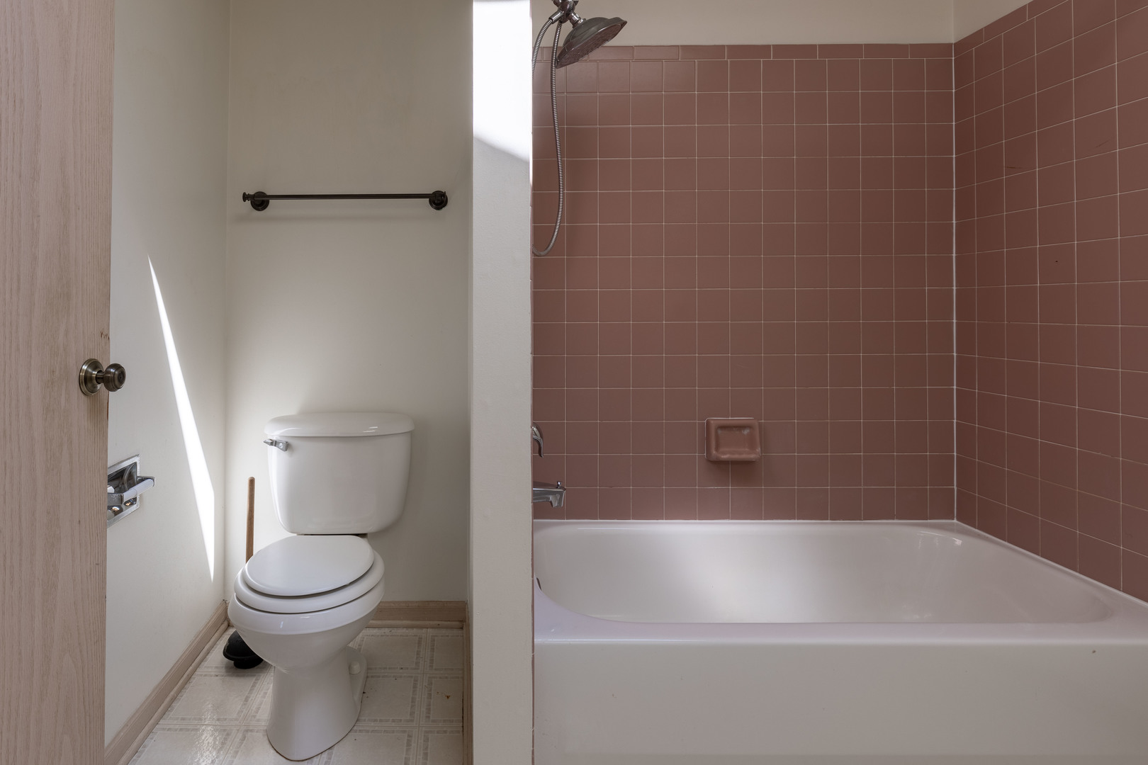 643 Maple Drive Streamwood, IL 60107 - Photo 19 of 32 a bathroom with a toilet and a bathtub