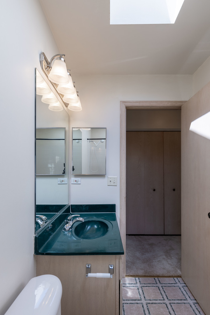 643 Maple Drive Streamwood, IL 60107 - Photo 24 of 32 a bathroom with a sink and mirror