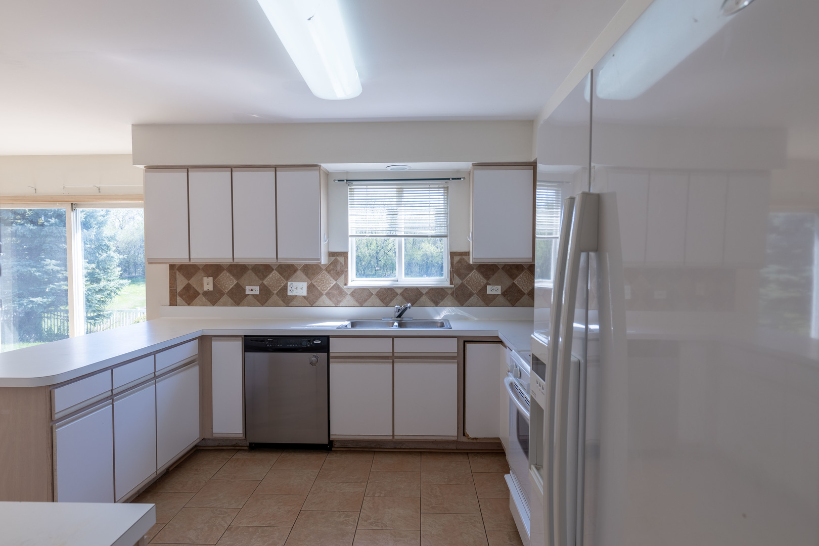 643 Maple Drive Streamwood, IL 60107 - Photo 6 of 32 a kitchen with a sink stove and refrigerator