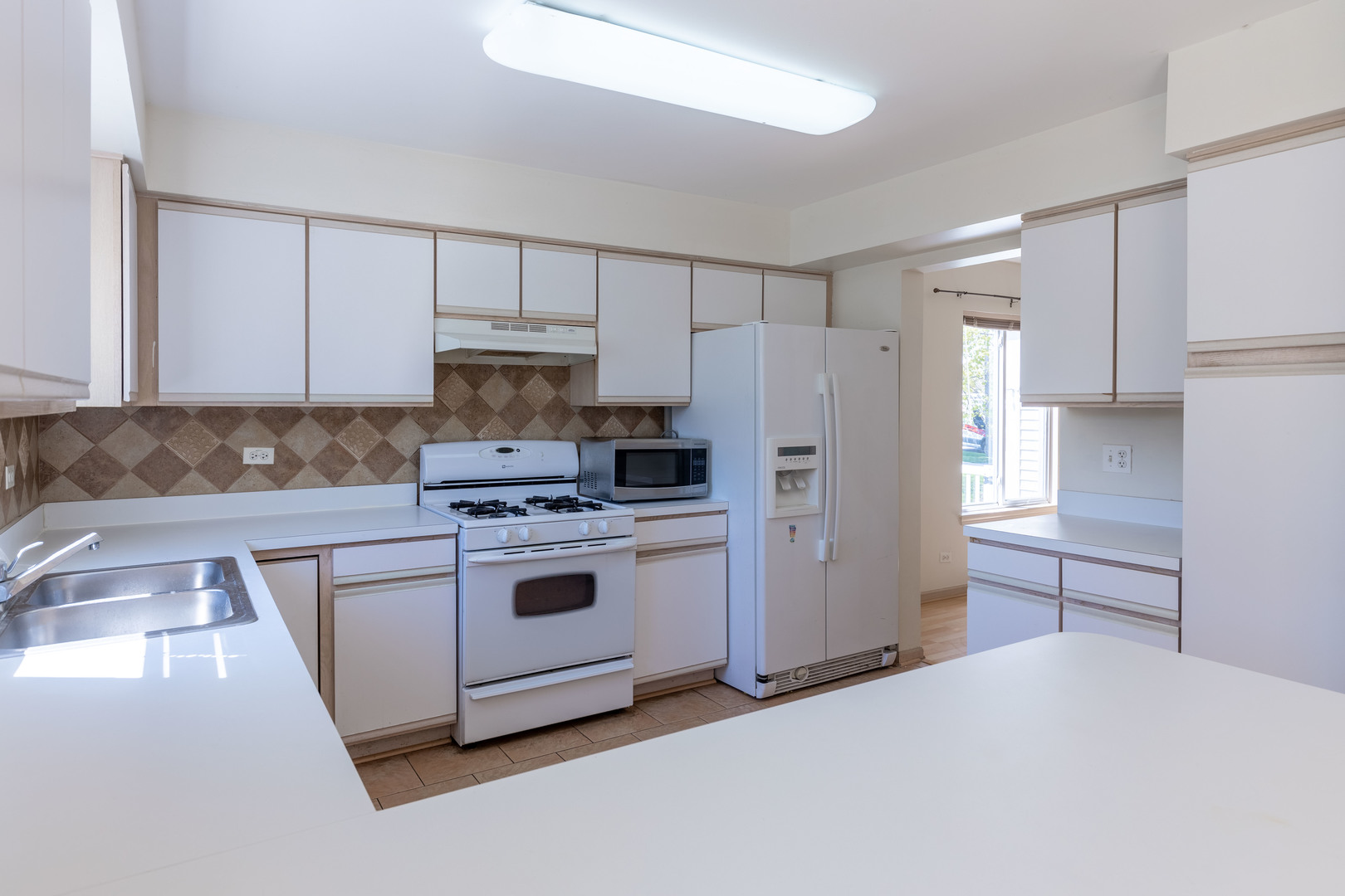 643 Maple Drive Streamwood, IL 60107 - Photo 7 of 32 a kitchen with a stove a refrigerator and a sink
