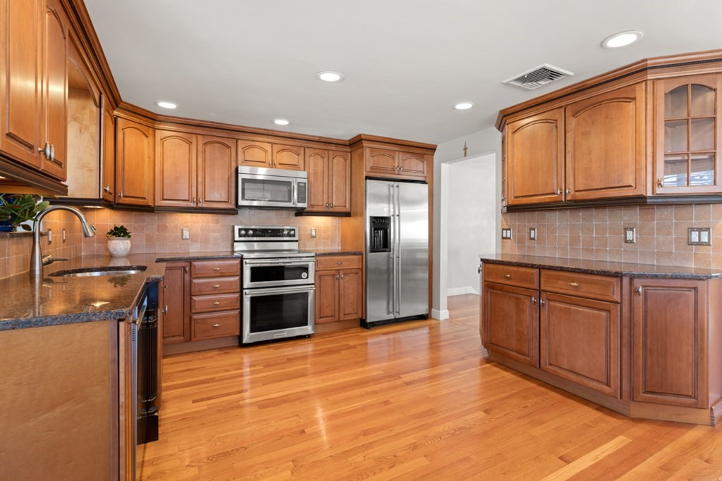 19 Appleton Road Wakefield, MA 01880 - Photo 11 of 29 Gallery Image 11