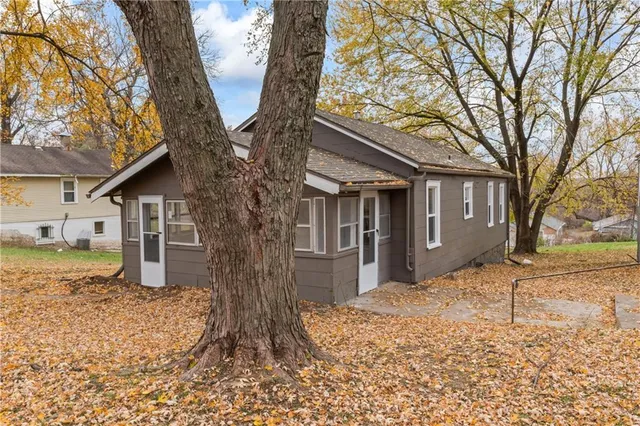 $169,999 | 320 North Cedar Avenue, Independence, MO 64053