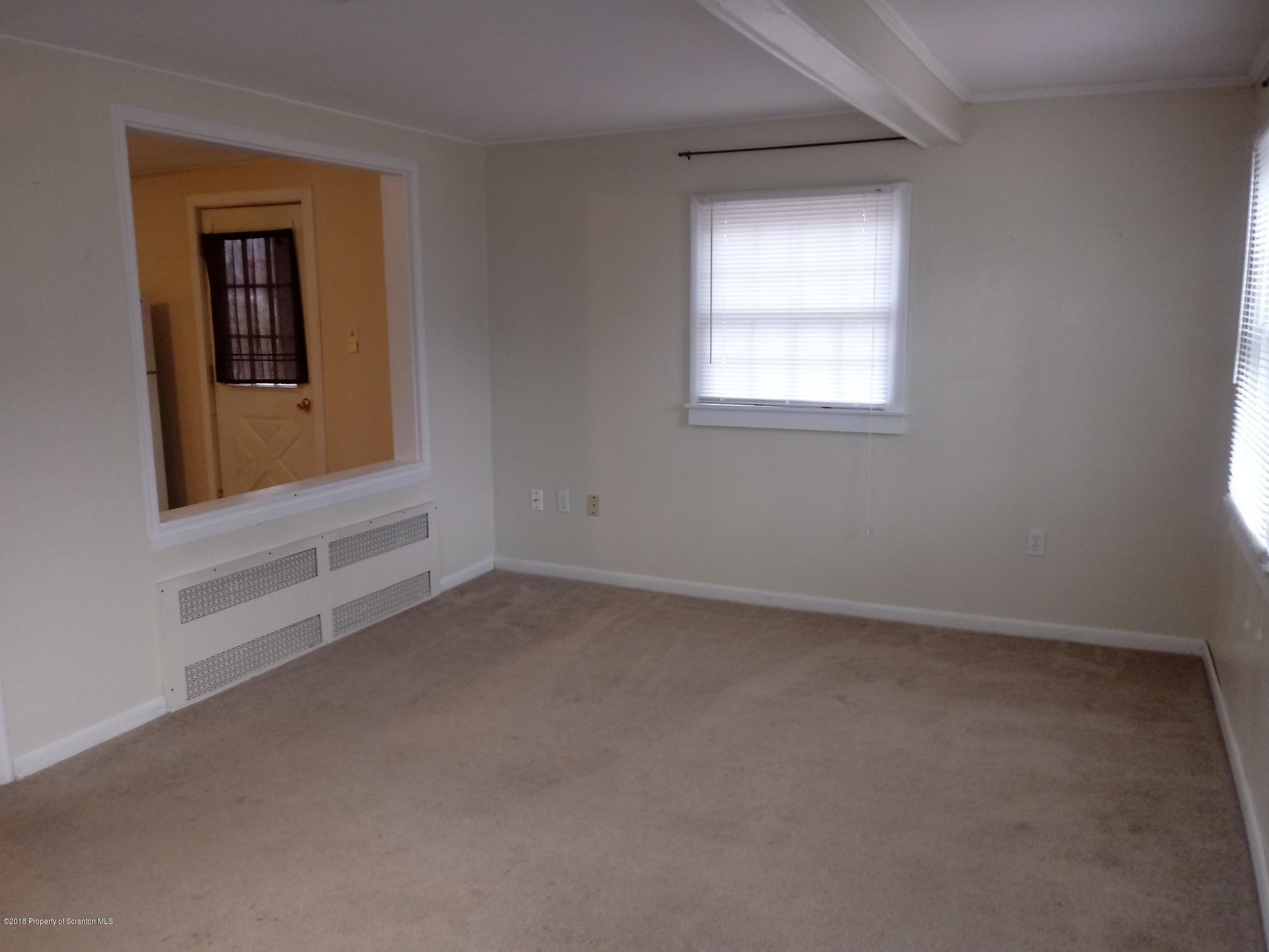 511 Winola Road Clarks Summit, PA 18411 - Photo 9 of 47 APT 1 LIVING ROOM