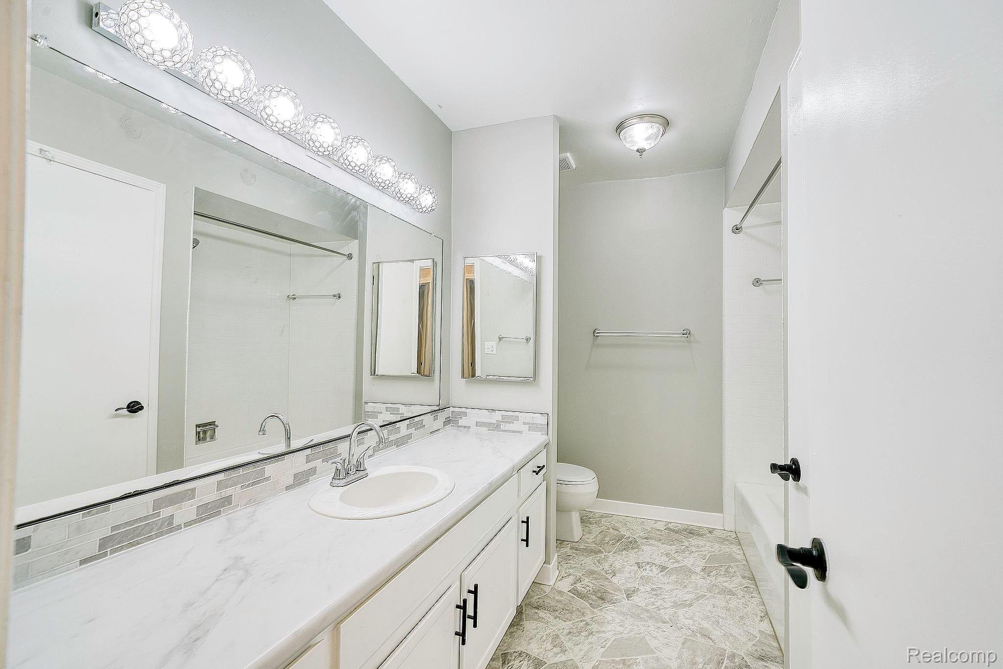 29133 Evergreen Road, Unit 7 Southfield, MI 48076 - Photo 12 of 15 Gallery Image 12