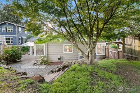 a view of a house with backyard and garden