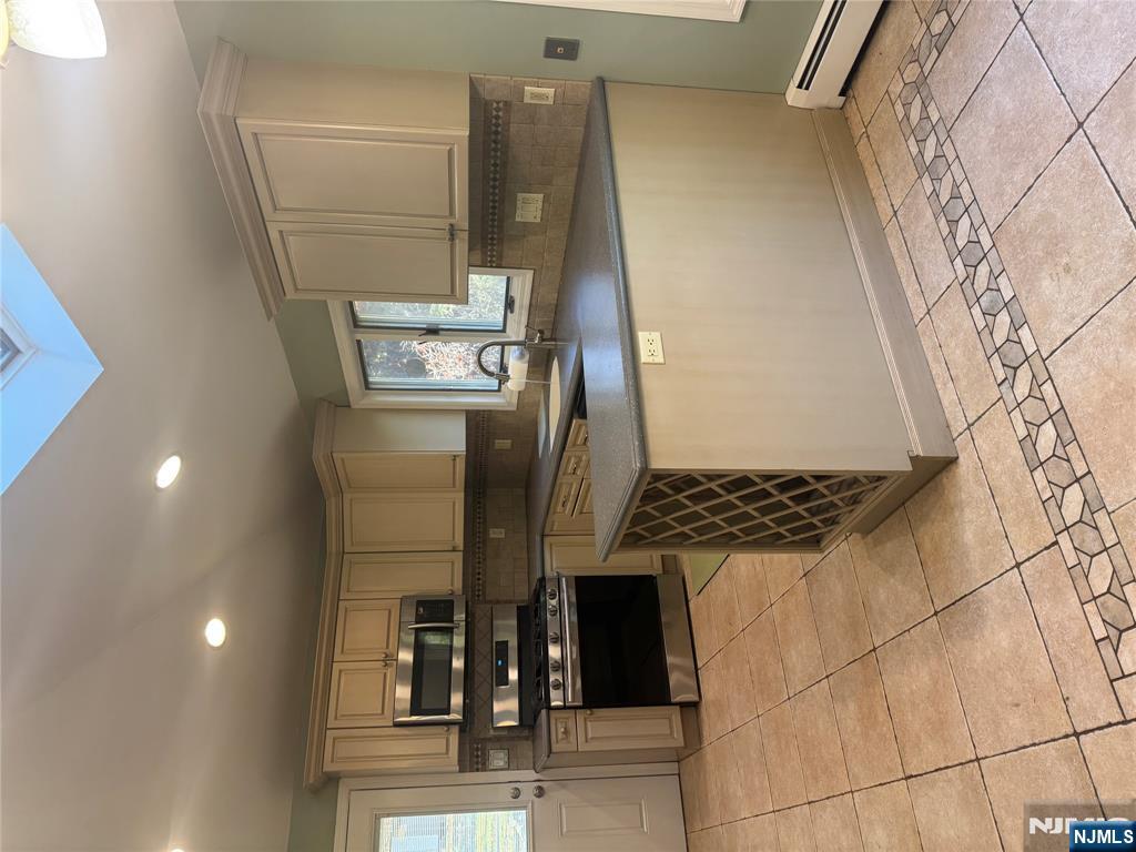 273 Rea Ave Extension Hawthorne, NJ 07506 - Photo 4 of 32