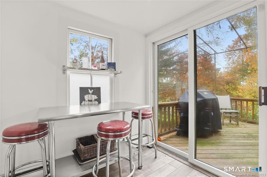 47 Hollow Tree Ridge Road, Unit 47 Darien, CT 06820 - Photo 15 of 33 EIK with walk-out to deck & gas grill