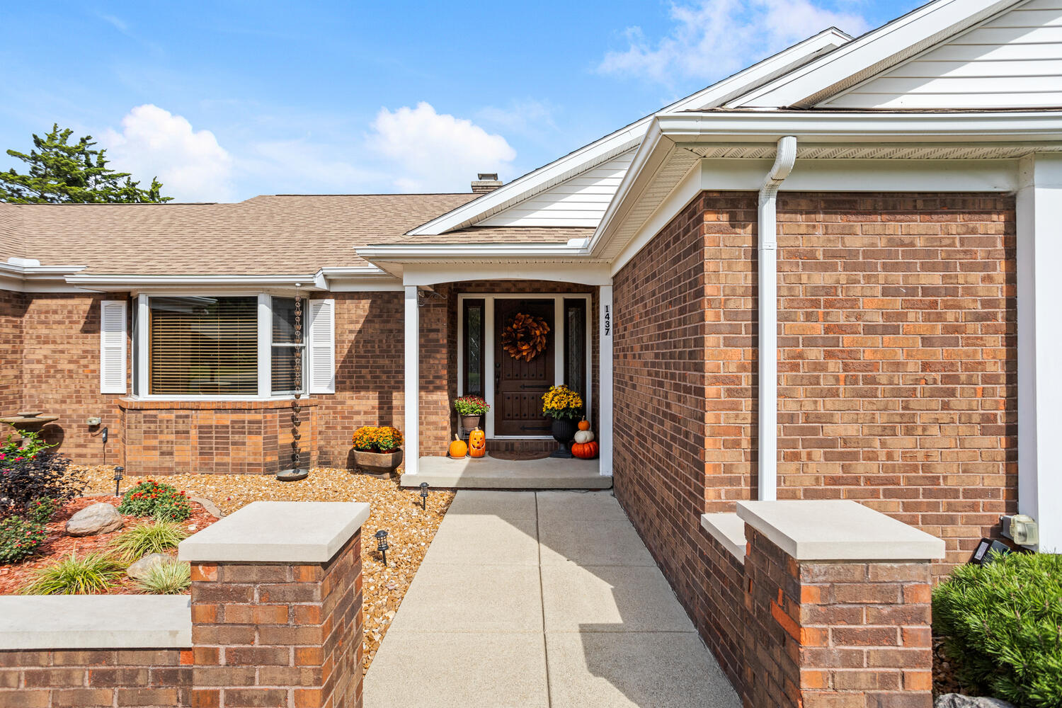 1437 Golf Terrace Danville, IL 61832 - Photo 4 of 40 a front view of a house with a large window