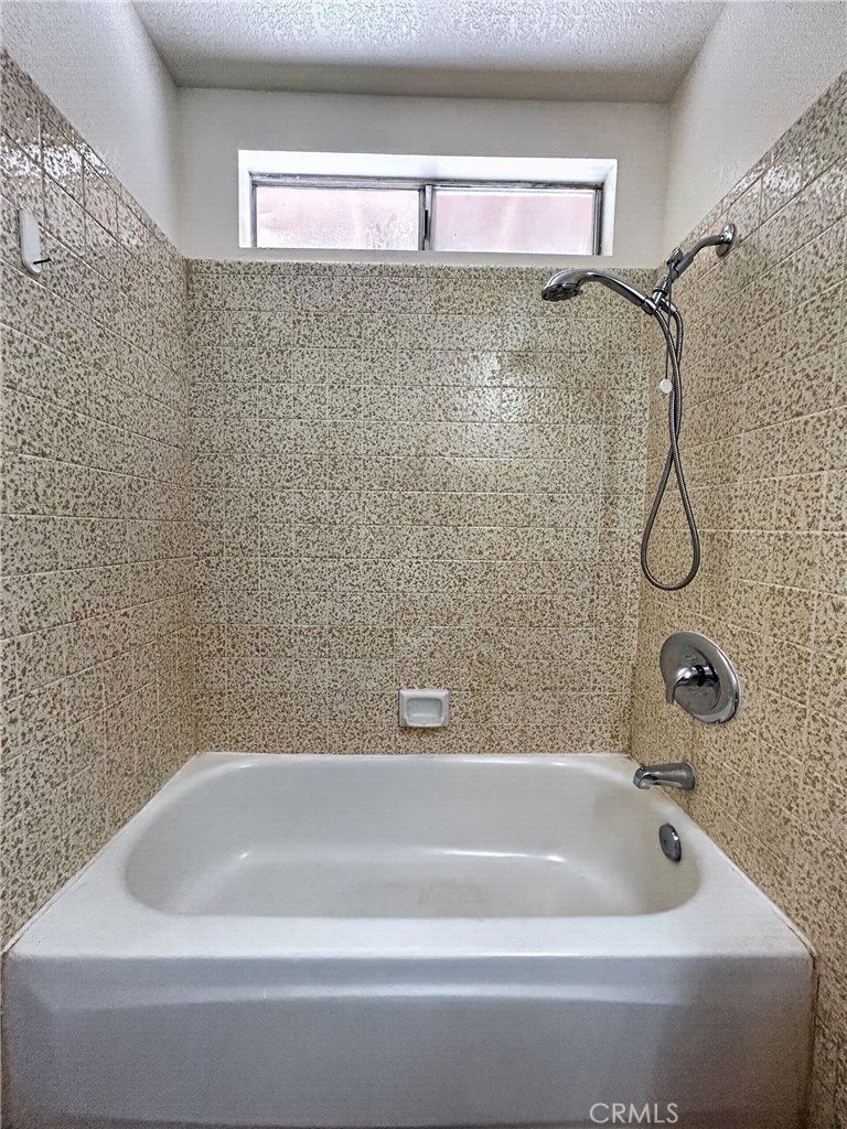 7451 Diamond Street Riverside, CA 92504 - Photo 23 of 31 GUEST BATHROOM BATHTUB