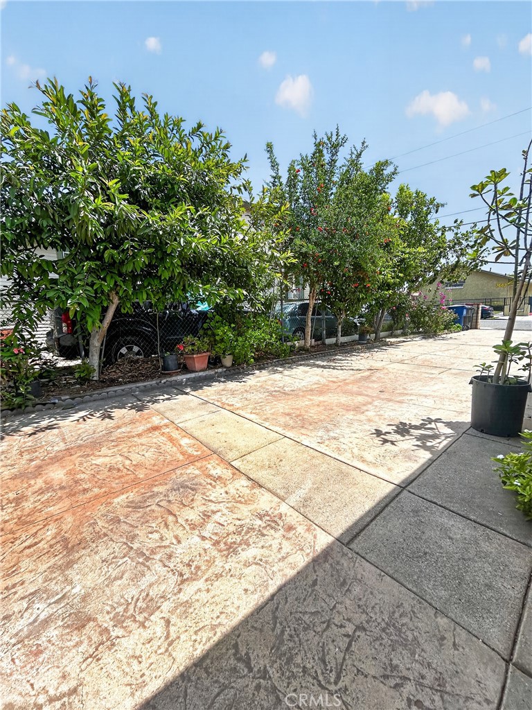 7451 Diamond Street Riverside, CA 92504 - Photo 25 of 31 DRIVEWAY