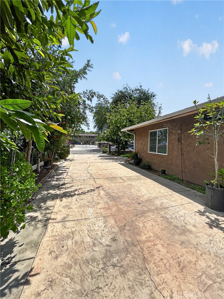 7451 Diamond Street Riverside, CA 92504 - Photo 28 of 31 DRIVEWAY