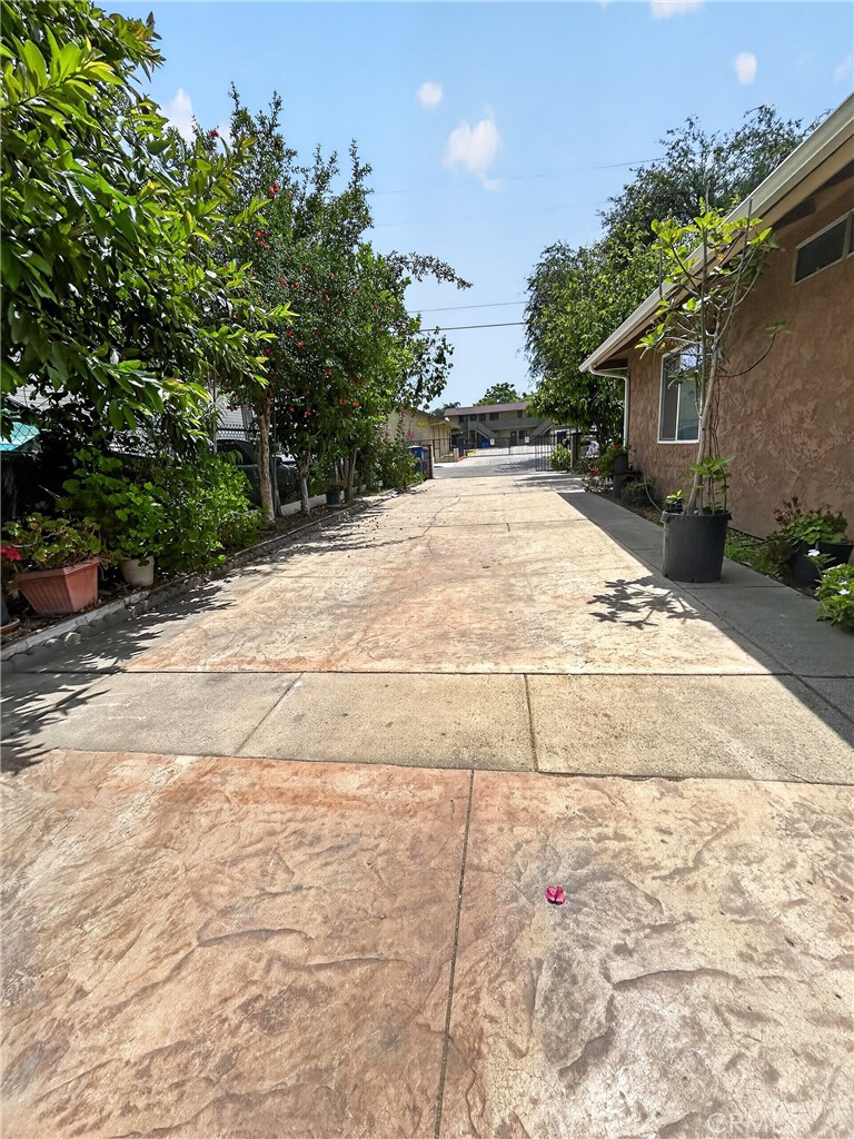 7451 Diamond Street Riverside, CA 92504 - Photo 29 of 31 DRIVEWAY