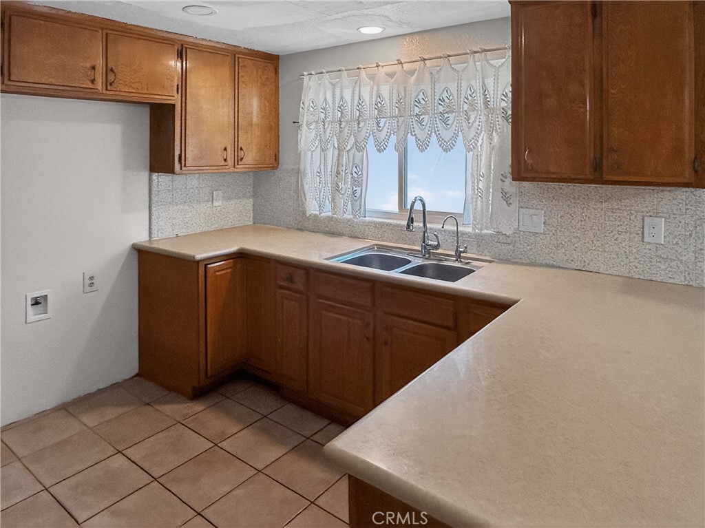 7451 Diamond Street Riverside, CA 92504 - Photo 4 of 31 KITCHEN