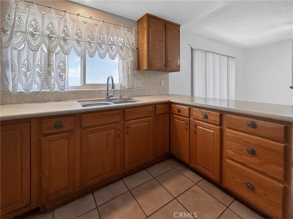 7451 Diamond Street Riverside, CA 92504 - Photo 5 of 31 KITCHEN