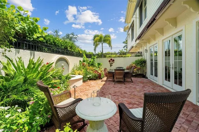 $3,300,000 | 215 5th Street South, Naples, FL 34102