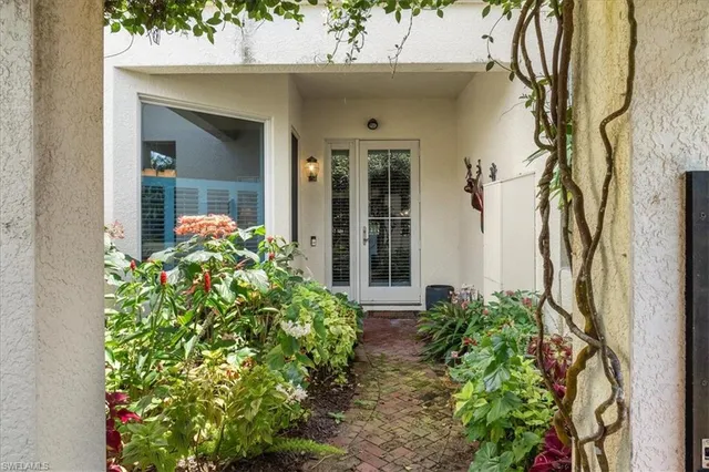 $3,300,000 | 215 5th Street South, Naples, FL 34102