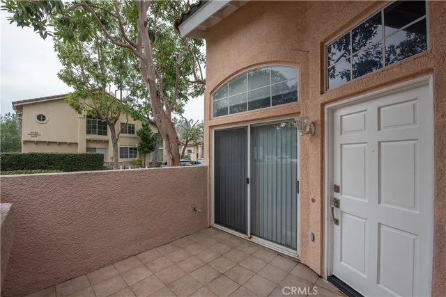 an outdoor view of house