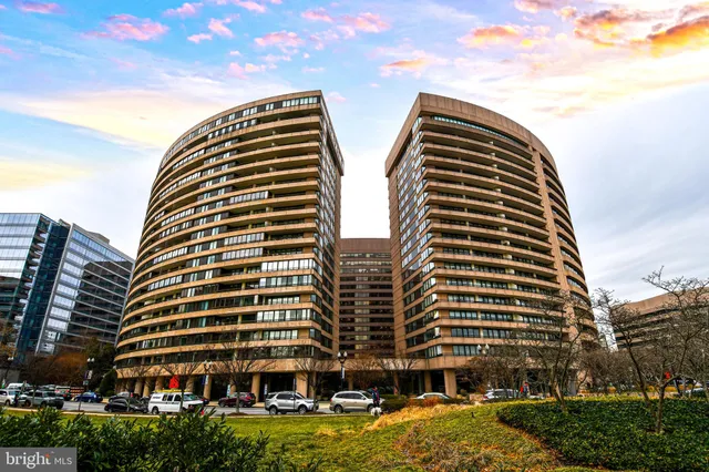 $580,000 | 1300 Crystal Drive, Unit 310S, Arlington, VA 22202