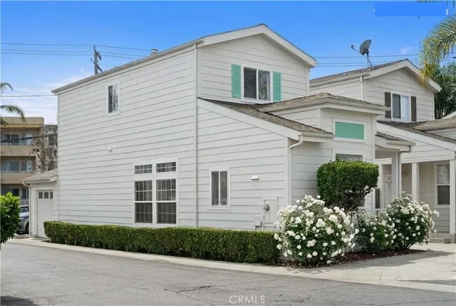 $570,000 | 9921 Flora Vista Street, Unit 6, Bellflower, CA 90706