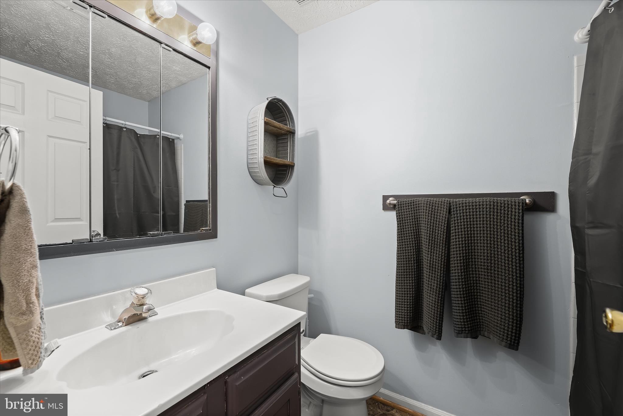 641 Deering Road, Unit 2J Pasadena, MD 21122 - Photo 17 of 27 Hallway Full Bath